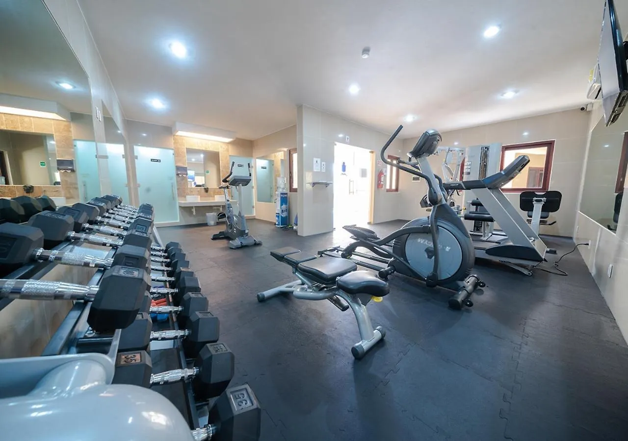 Сasa de vacaciones Condo Surf 405 - Luxury Oceanview Beachfront 3 Bedroom With Gym - At El Faro Condos Playa del Carmen