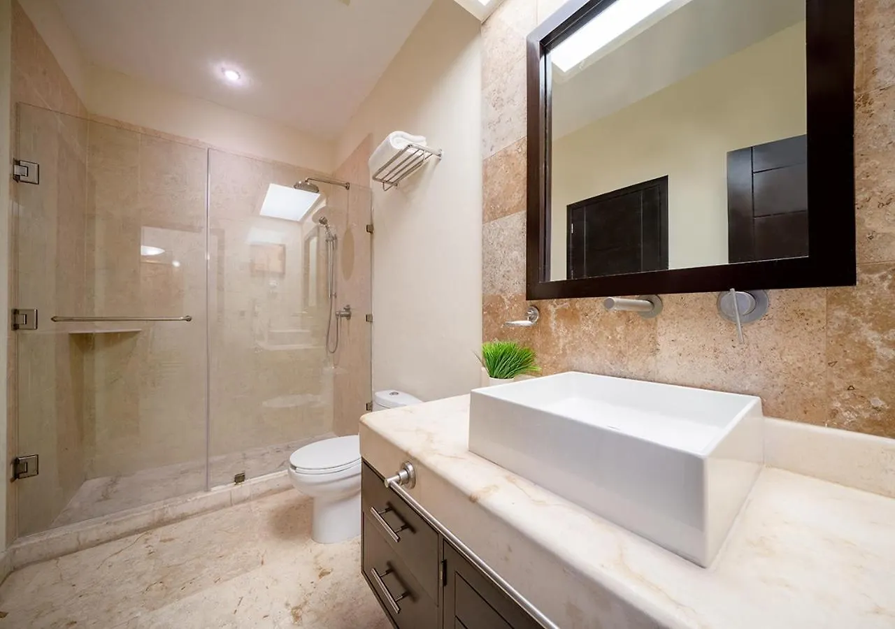 Сasa de vacaciones Condo Surf 405 - Luxury Oceanview Beachfront 3 Bedroom With Gym - At El Faro Condos Playa del Carmen